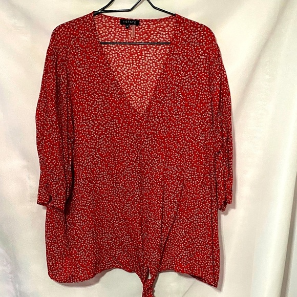 NWT 1.STATE WO SIZE 3X PEASANT TOP FRONT TIE AT HEM RED WITH SMALL FLORAL PRINT - Picture 1 of 13